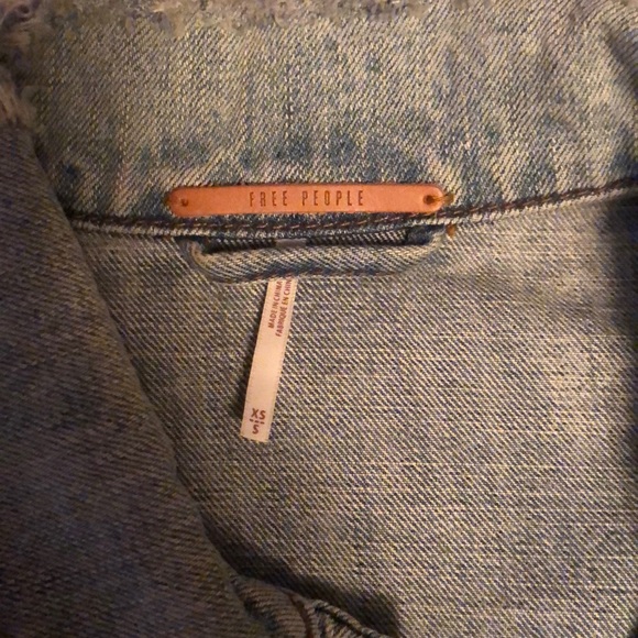 Free people light wash denim jacket - Picture 3 of 4